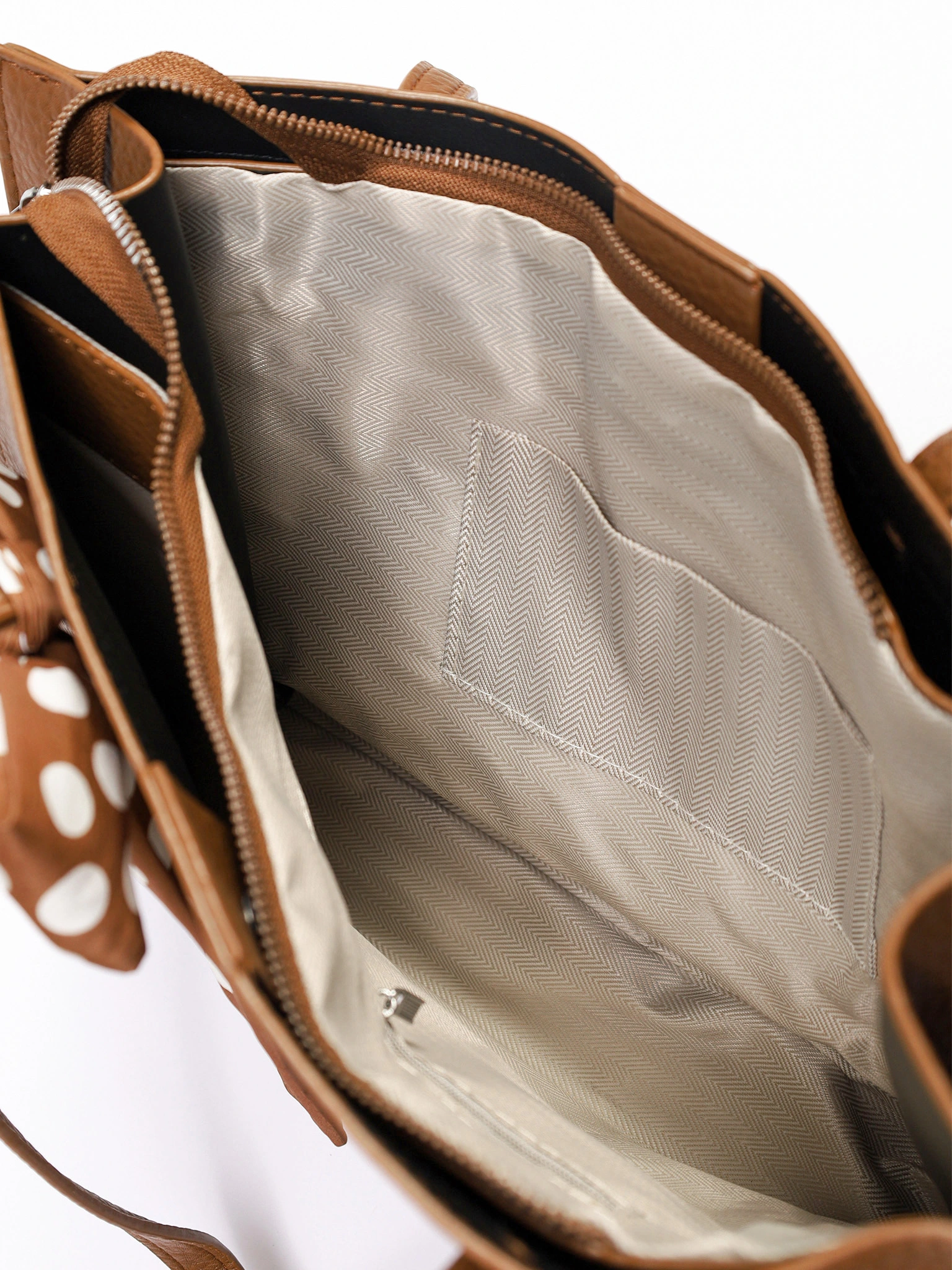 Сумка-тоут с плоскими ручками с декоративным платком в ассортименте